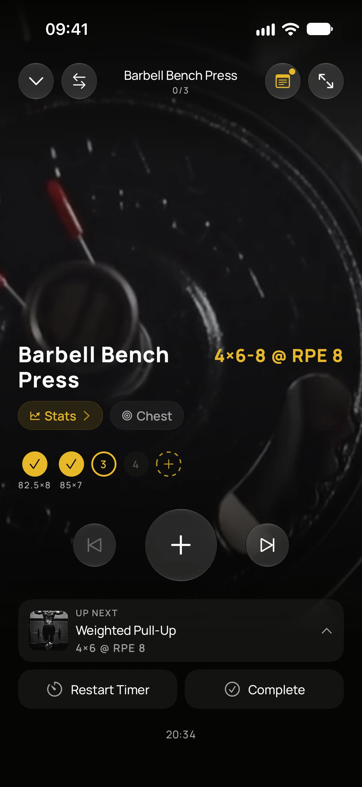 GymTree's workout player showing bench press, recorded sets, the next exercise and rest-timer controls.